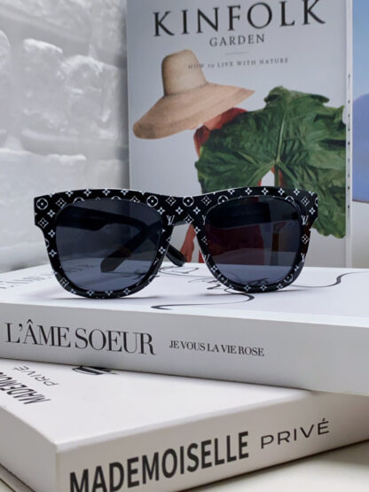 LOUIS VUITTON Fashion Sunglasses - Image 3