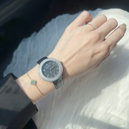 Chanel exquisite diamond-set quartz watch - Image 3