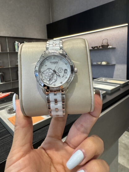 Chanel exquisite ladies quartz watch - Image 3