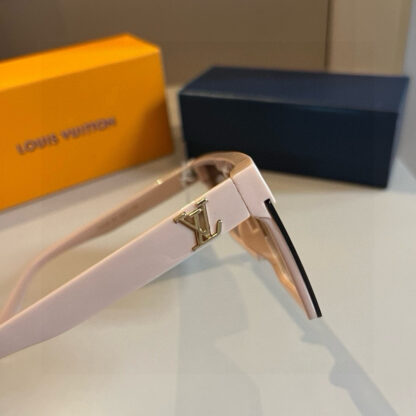 LOUIS VUITTON Fashion Sunglasses - Image 3