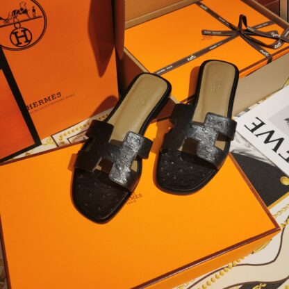 Hermès black ostrich leather handmade slippers - Image 2