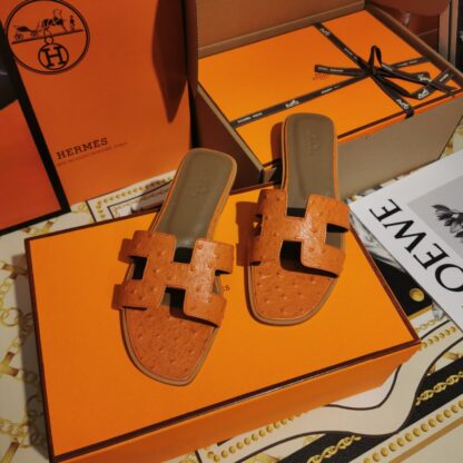Hermès orange ostrich leather handmade slippers - Image 2