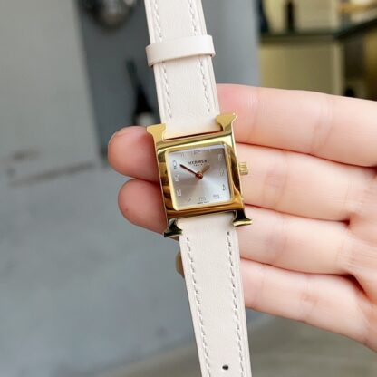 Hermes mother-of-pearl dial and diamond-set quartz watch - Image 2