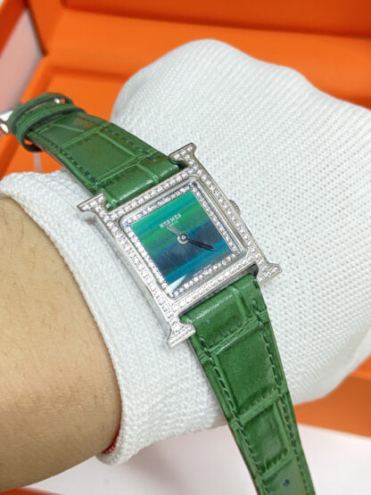 Hermes mother-of-pearl dial and diamond-set quartz watch - Image 2