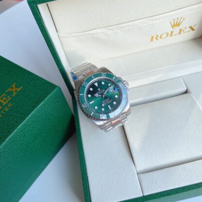 Rolex Submariner Green has a diameter of 39mm