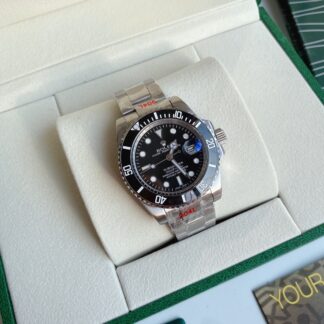 Rolex Submariner Green mechanical watch with a 39mm diameter and a black dial