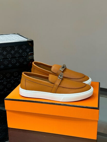 Hermès Classic Men's Orange Soft and Durable Loafers - Image 2