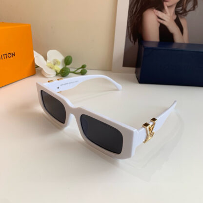 LOUIS VUITTON Fashion Sunglasses - Image 3