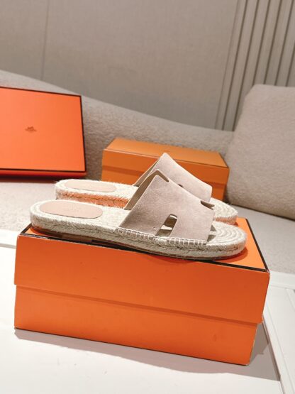 Hermès' latest light apricot-colored refreshing and comfortable straw slippers for spring and summer - Image 2