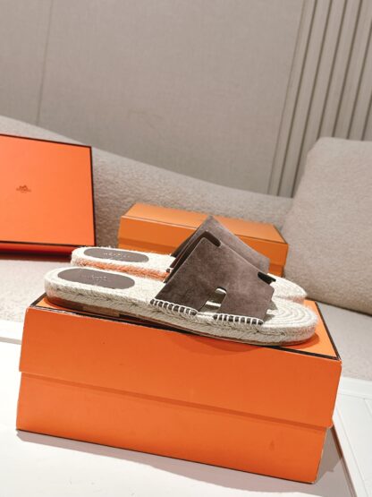 Hermès' latest spring and summer dark earth-colored refreshing and comfortable straw slippers - Image 2