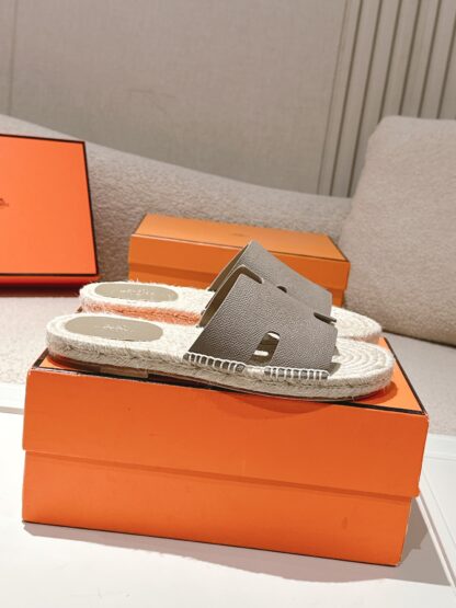 Hermès' latest spring and summer gray apricot refreshing and comfortable straw slippers - Image 2