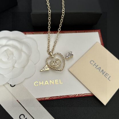 Chanel exquisite pendant vintage necklace - Image 2