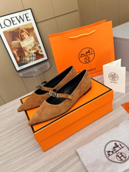 Hermès brown comfortable loafers are a must-have for vacation - Image 2