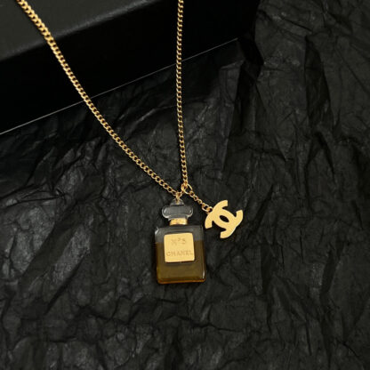 Chanel exquisite and elegant perfume pendant vintage necklace - Image 3