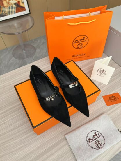 Hermès black thick heels are a must-have for vacations - Image 2