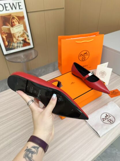 Hermès red thick heels are a must-have for a vacation - Image 2