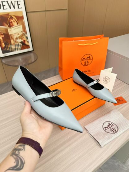 Hermès light blue thick heeled loafers are a must-have for vacation - Image 2