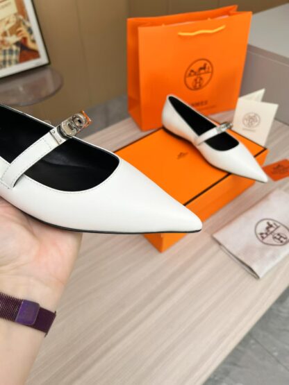 Hermès white thick heels are a must-have for vacations - Image 2