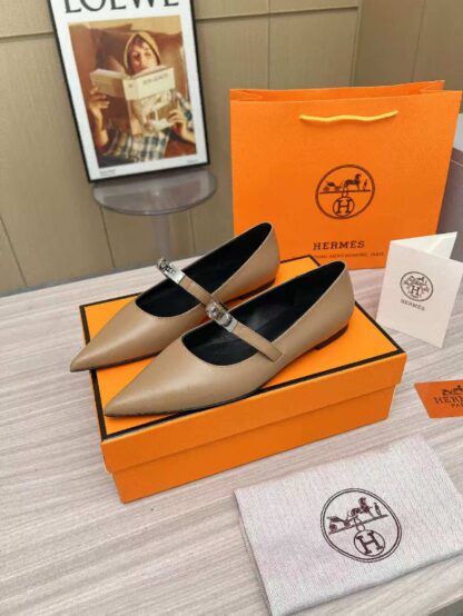 Hermès apricot thick heeled loafers are a must-have for vacation - Image 2
