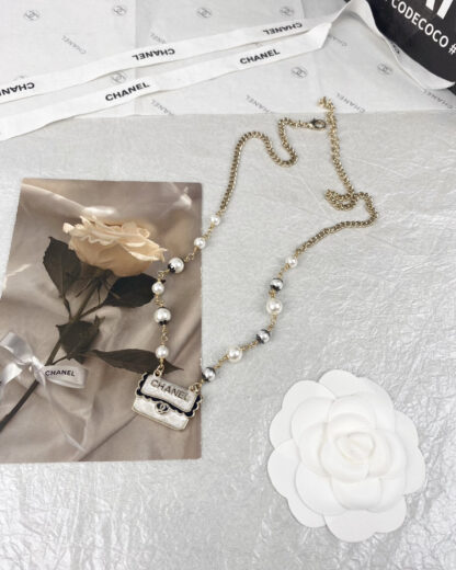 Chanel resin bag pearl necklace - Image 3