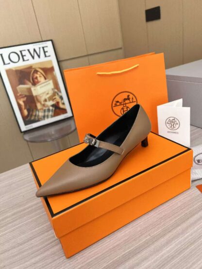 Hermès apricot-colored comfortable loafers are a must-have for vacation - Image 2