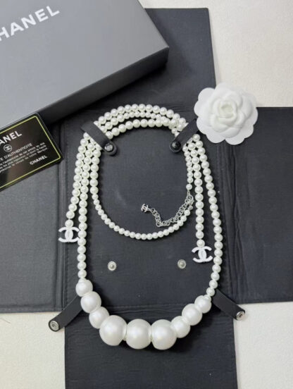 Chanel Pearl Elegant Sweater Necklace