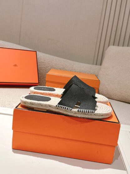 Hermès' latest black refreshing and comfortable straw slippers for spring and summer - Image 2