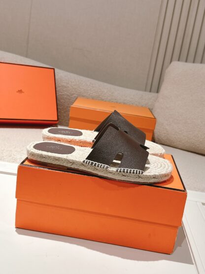 Hermès' latest pure brown refreshing and comfortable straw slippers for spring and summer - Image 2