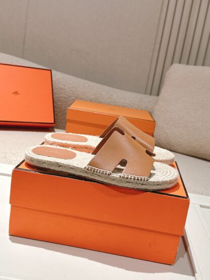 Hermès' latest light orange refreshing and comfortable straw slippers for spring and summer - Image 2