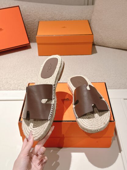 Hermes Spring and Summer Brown Fashionable and Comfortable Straw Slippers - Image 3