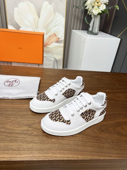 Hermes flat-soled stylish lightweight white and brown sports casual shoes - Image 2
