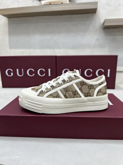 Gucci classic design German training elements catwalk model - Image 3