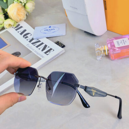 Prada fashion trend sunglasses - Image 3