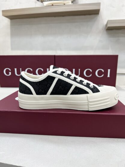 Gucci classic design German training elements catwalk model - Image 4