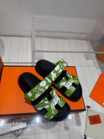 Hermès couple's green and white woven sandals - Image 3