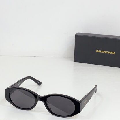 Balenciaga fashion sunglasses - Image 3