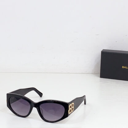 Balenciaga fashion sunglasses - Image 3