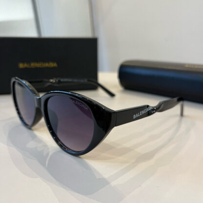 Balenciaga fashion sunglasses - Image 4
