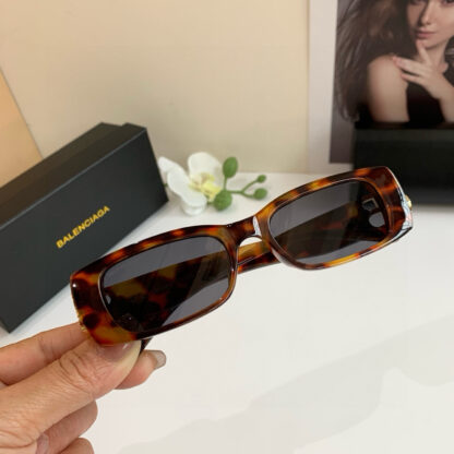 Balenciaga fashion sunglasses - Image 3