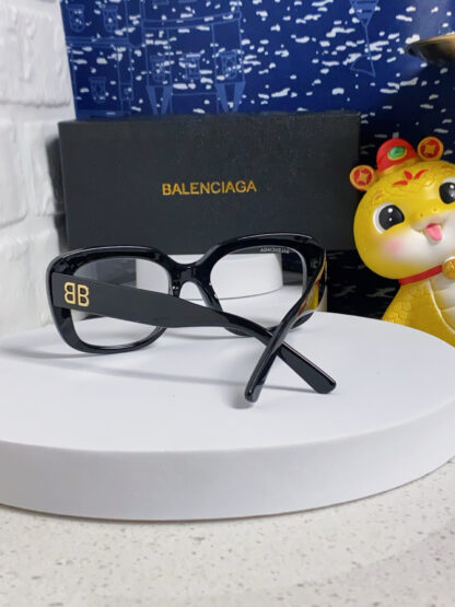 Balenciaga fashion sunglasses - Image 3