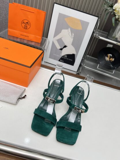 Hermès handmade stiletto sandals in dark green - Image 3