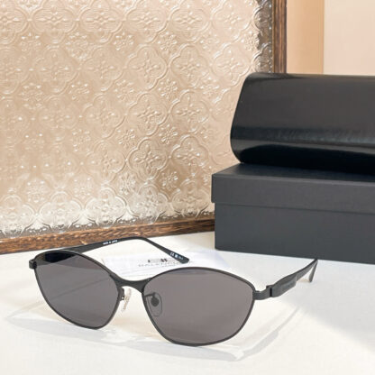 Balenciaga fashion sunglasses - Image 3