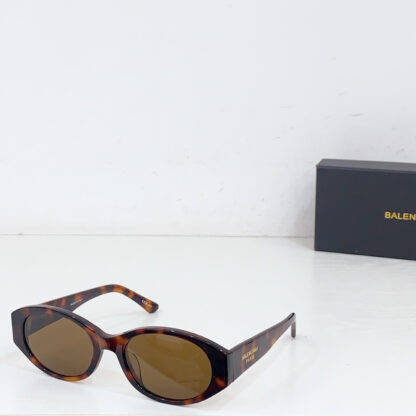 Balenciaga fashion sunglasses - Image 3