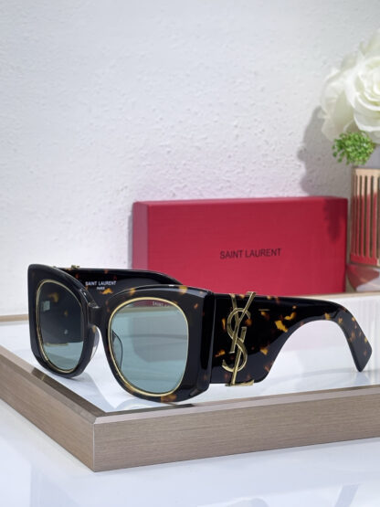 Yves Saint Laurent fashion sunglasses - Image 3