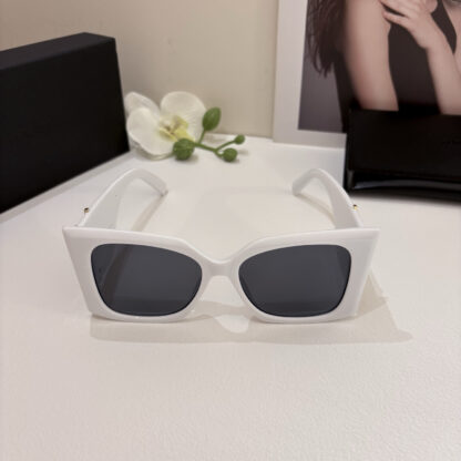 Yves Saint Laurent fashion sunglasses - Image 3