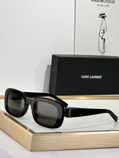 Yves Saint Laurent fashion sunglasses - Image 4