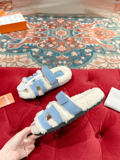 Hermès' must-have stylish and comfortable blue wool slippers for autumn and winter wear. - Image 3