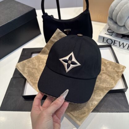 Louis Vuitton jacquard craftsmanship depicts the full-body Monogram pattern baseball cap - Image 3