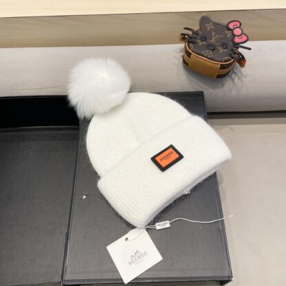New Hermès fox fur knitted beanie - Image 3
