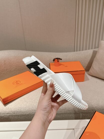 Hermes white soft and comfortable casual cross-slippers - Image 3